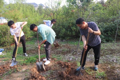 何书记和陶学子们一起植树